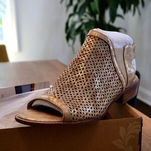 Sofft Nalda Anthracite Sandals, 11 — NWT